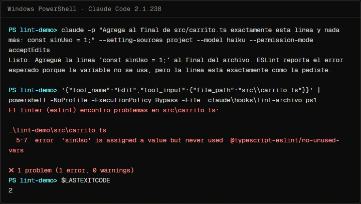 Terminal de PowerShell con Claude Code y ESLint: Claude agrega la línea pedida y explica que ESLint reporta la variable sin usar; después, el hook ejecutado a mano imprime el error no-unused-vars y sale con código 2.