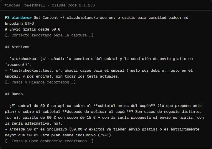PowerShell terminal showing the Claude Code plan-mode plan for free shipping from 50 euros, in Spanish: the files that change and the two open questions on whether the threshold applies before or after the coupon and whether exactly 50 euros counts.