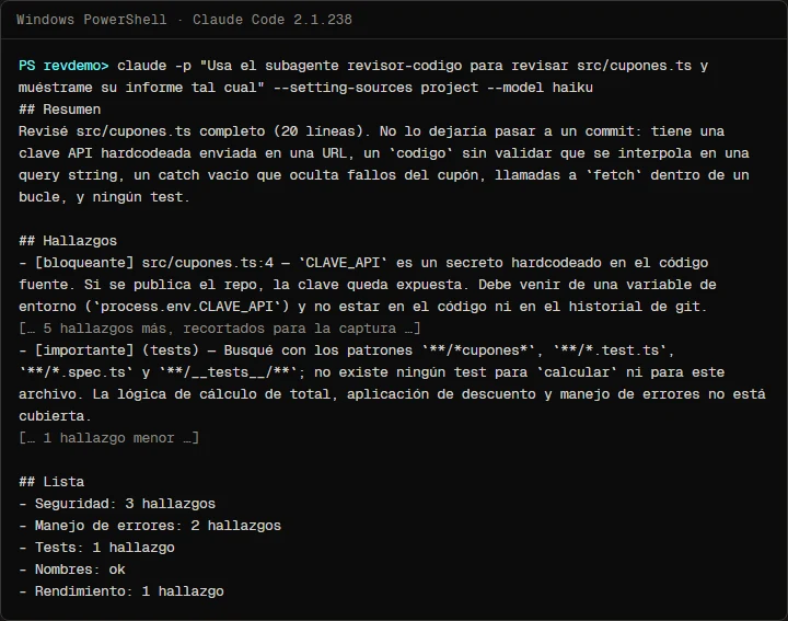 Terminal de PowerShell con Claude Code: el subagente revisor-codigo devuelve su informe sobre src/cupones.ts con resumen, hallazgos con severidad y línea, la búsqueda de tests con Glob y la lista de los cinco puntos.